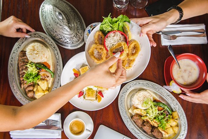 Menikmati Shawarma Otentik Di Dubai Dengan Saus Khas